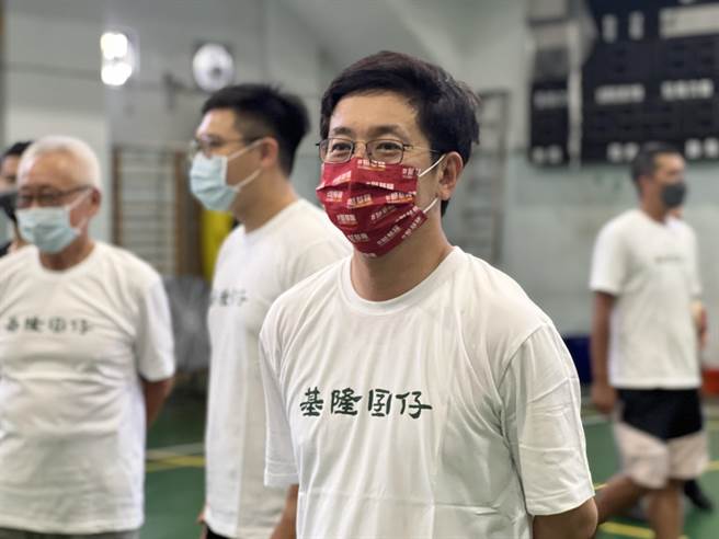 立委蔡适应表示，自己没有念过基隆高中，是校友会感念协助校务推动，邀请成为荣誉会员。（陈彩玲摄）