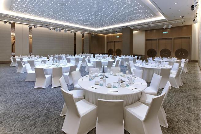 （台北寒舍艾美酒店推出尾牙春酒专案，公司行行号周日至周三预订三楼宴会厅，每桌可折抵1,000元。图／台北寒舍艾美酒店）