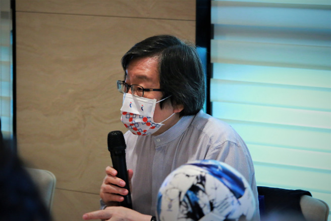 邱义仁在中华足协理监事会上，为新版章程修正案未于会员大会通过，提出辞呈以示负责。（中华足协脸书翻摄）