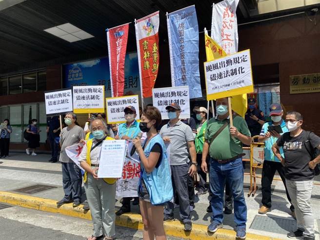 劳团今天赴劳动部抗议，呼吁应让薪天灾假法制化。（林良齐摄）