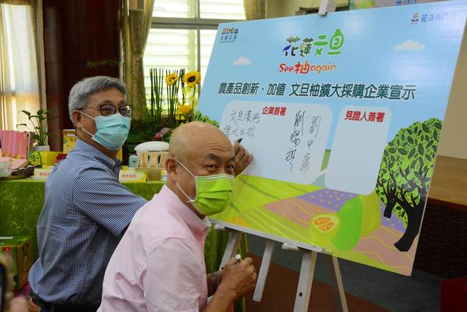 「文旦復興」老闆劉瑞祺等人簽署文旦柚企業採購宣示，讓文旦柚市場擴大。（王志偉攝）