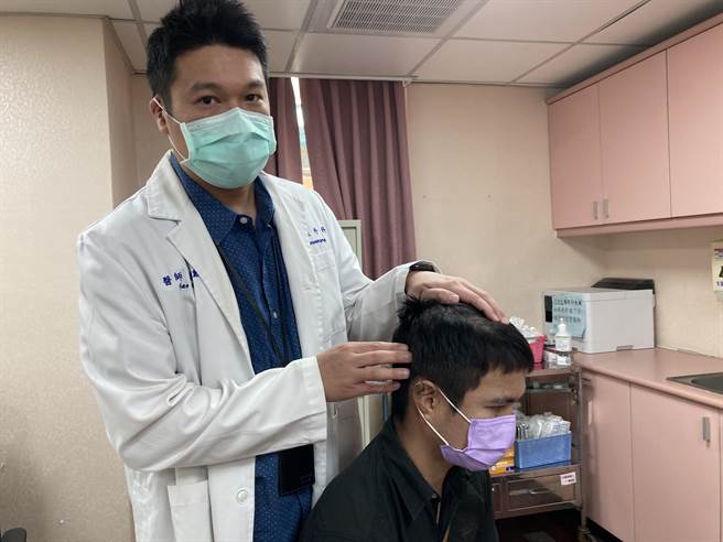 神经外科医师蔡佳勋，为患者诊疗情形。（南投医院提供／廖志晃南投传真）