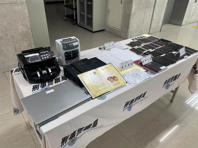 警方查扣賓士車2部、筆電、手機27支、營運薪資報表、客戶簽收單及寄存託管憑證、筆記本及教戰手冊、交易報告等相關贓證物。(翻攝照片／林郁平台北傳真）