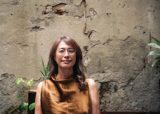 无党籍台南市长参选人商毓芳（中）批评高教崩坏，政坛权势者竞相透过学歷镀金，却不理弱势家庭学生毕业后变学贷青年问题。（商毓芳竞选总部提供／程炳璋台南传真）