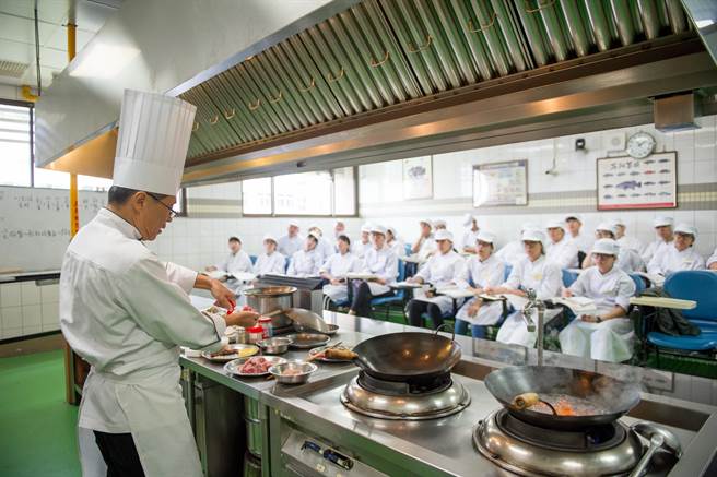 靜宜觀光系歷屆畢業校友在各領域都有傑出優異表現，帶領學弟妹畢業後就能順利就業的好口碑。（靜宜大學提供）