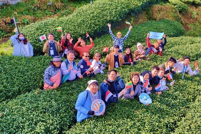 靜宜觀光系積極結合產官學資源，發揮大學應有的社會責任，透過外籍學生以各國語言將台中景點特色，傳送到世界各地進行城市行銷！（靜宜大學提供）