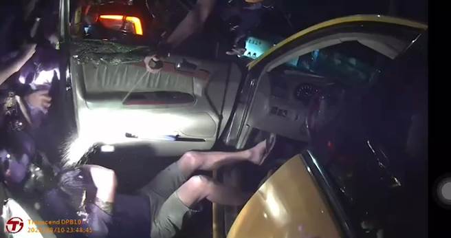 蔡嫌暴打运将，开走计程车，最后被警方包夹，打破车窗拖下车，用水柱制服。（彰化警分局提供／吴敏菁彰化传真）