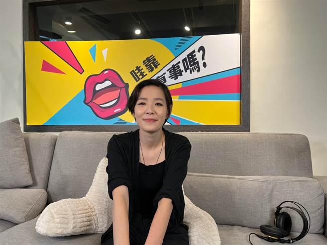 安溥上节目前勤做功课搜集资料。（联成娱乐提供）