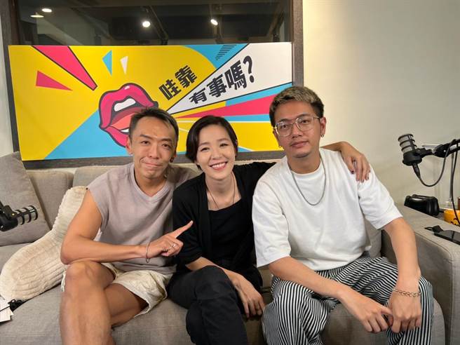 安溥（中）日前上吴小帽（左）、阿平主持的《哇靠有事吗》。（联成娱乐提供）