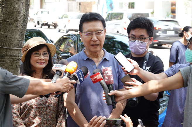 中廣董事長趙少康（中）11日應台北市議員秦慧珠（左）的邀請，前往民生社區品嘗美食，表示民進黨年底選舉恐一屍幾百命。（姚志平攝）