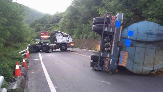 台9线屏东丹路段今（11）清晨发生1辆曳引车因不明原因自撞山壁，导致后方半拖车翻覆，车上载运的柏油当场喷溅山壁。（翻摄自记者爆料网）