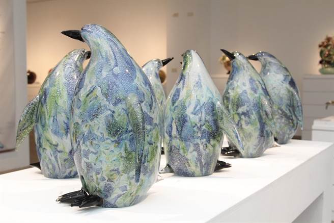 林瑶农与学生今年创作出39件玻璃艺品，11日起在苗栗工艺产业研发分馆苗栗工艺园区展出。（工艺研究发展中心提供／李京升苗栗传真）