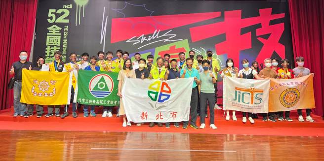 青年组部分，新北在行动应用开发、网页技术、漆作装潢、旅馆接待4职种，获得4金。(照片/教育部提供)