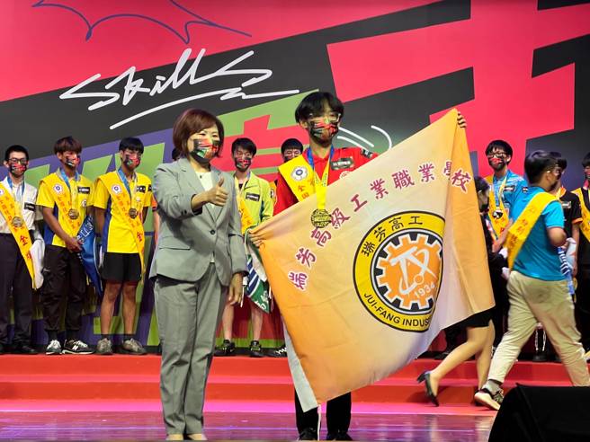 瑞芳高工高浩慈荣获漆作装潢职种金牌。(照片/教育部提供)