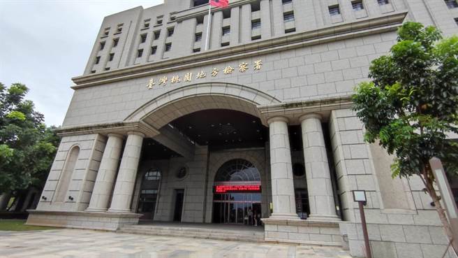 桃园市40岁黄姓男子在工厂负责洗涤工作，10日下午因负责的大型烘衣机被衣物卡住，黄男发现后入内将衣物拉出，疑似撞击头部，送医后不治。（本报资料照片）