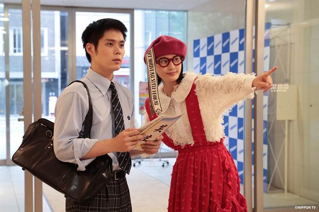 桥本爱（右）在《家庭教师寅子》大玩角色扮演。（friDay影音提供）