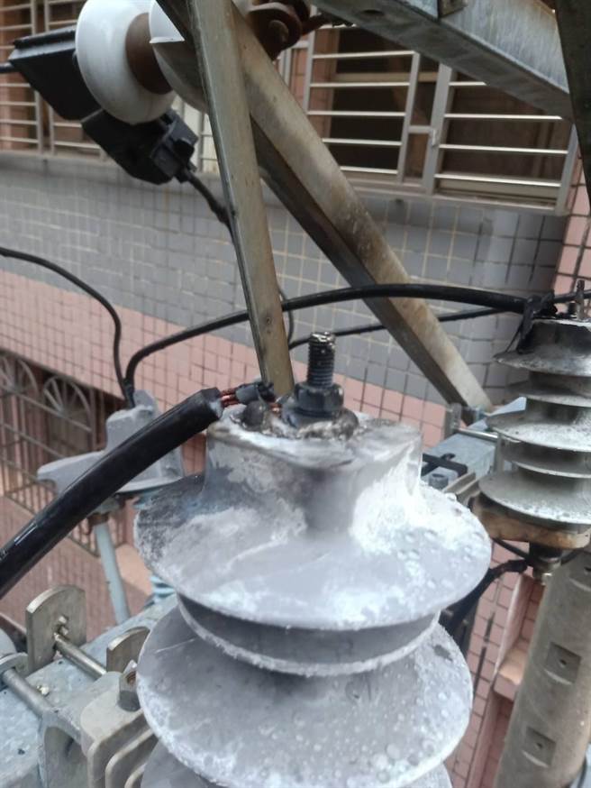 被雷击避雷器。（翻摄照片／高雄洪靖宜传真）