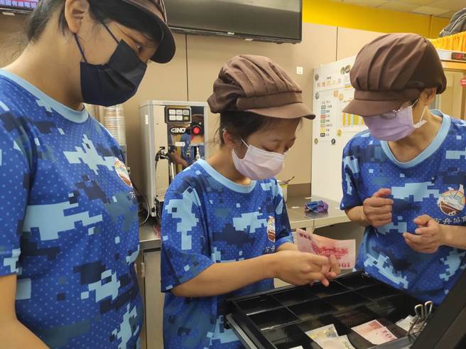 方舟就業服務協會理事長王姿琦表示，庇護商店以加盟店形式成立，可以協助憨兒在短時間內學習並獨立操作，圖為指導員教導憨兒從事收銀工作。（林雅惠攝）