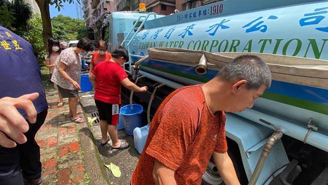 由于贡寮橡皮坝供水减少，基隆市中正、信义两区地势较高社区出现缺水现象，自来水公司12日下午将设置8处取水站，供民眾取用。（张志康摄）