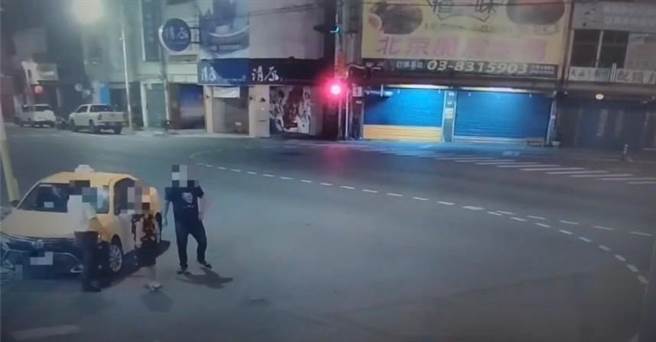 22岁的刘姓男子和3名友人从苗栗驾车到花莲玩，4人却在7日于车上发生口角，刘一气之下，竟拿车上的改造手枪射伤其中一名25岁赖姓男子的大腿，将3人丢包花莲市区街头即驾车离开，而受伤的赖最后只能自己搭乘计程车就医。（警方提供／罗亦晽花莲传真）