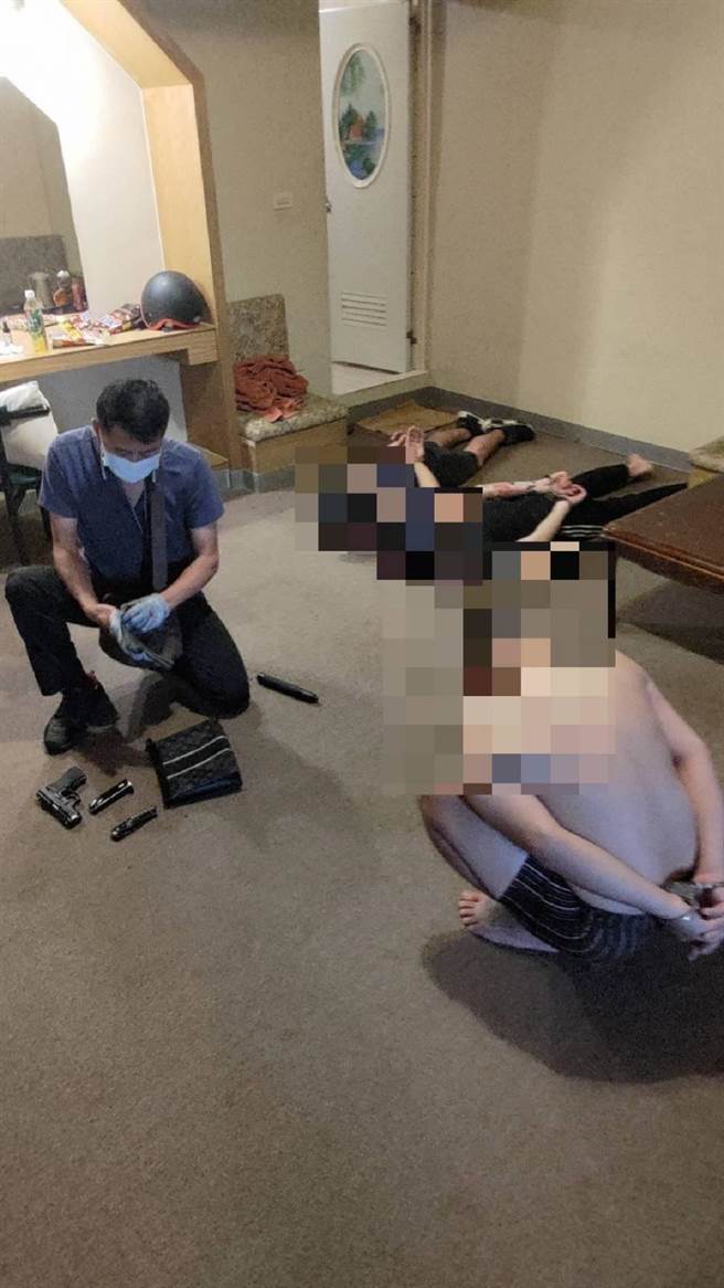 刘男7日清晨于车上与其他同赴花莲旅游的3名友人发生口角，一气之下竟拿车上的改造手枪射伤其中一名25岁赖姓男子的大腿，将3人丢包花莲市区街头即驾车离开，最后仍难逃法网，在苗栗遭警方逮捕。（警方提供／罗亦晽花莲传真）