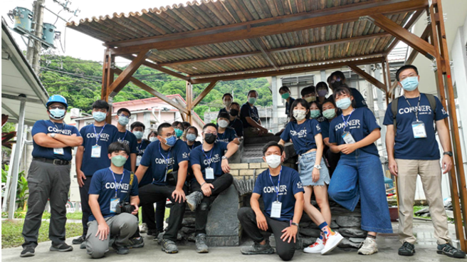 高科大营建系服务主题涵盖了防灾、生态，今年跨足到文化层面，为USR计画注入更多文化传承的意涵。图为营建系谢秉铨老师带领角映义筑成员。(照片/高雄科技大学提供)