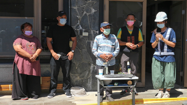 高科大团队在台东、台南、高雄桃源区、高雄茂林区完成眾多偏乡服务案例，获得当地社区高度认同。图为与当地耆老完成开工仪式。(照片/高雄科技大学提供)