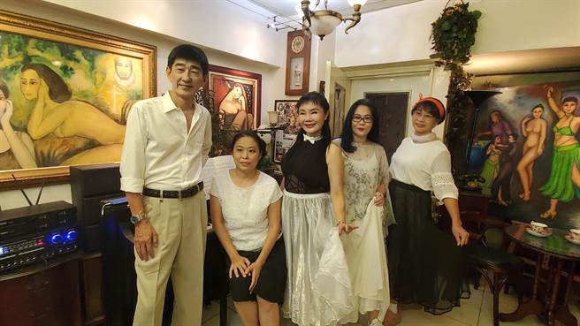 话题女王许晓丹，曾为政治、艺术奉献，一生都在挑战自我，此次更谱写生命中的5首创作歌曲「神画歌集」。（杨舒婷摄）