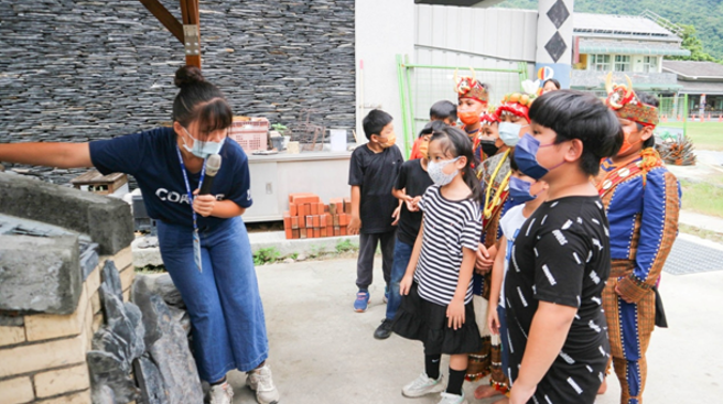 高科大安居桃花源USR计画不但让原民传统食农文化得以延续，也落实地方创生、社区共好，这也是我们留给下一代的礼物。图为设置在茂林国小内的鲁凯族「芋头窑」。(照片/高雄科技大学提供)