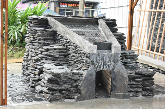 茂林区以实践赋权的在地精神，保存、再现鲁凯族的「芋头窑文化」。图为鲁凯族芋头窑。(照片/高雄科技大学提供)