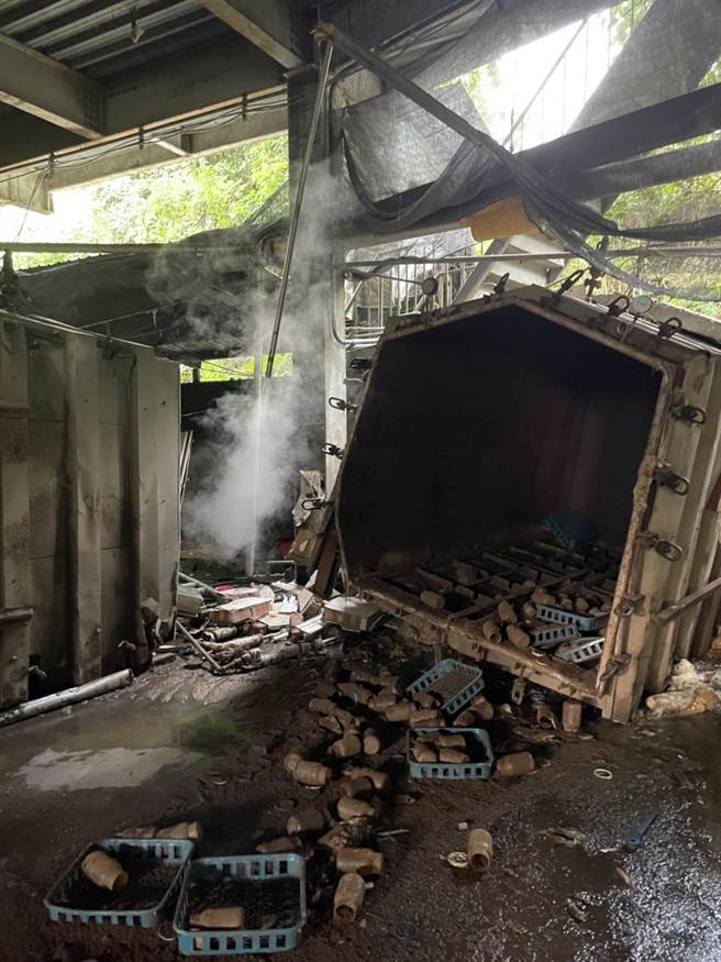 国姓乡香菇寮蒸气锅炉爆炸，现场一片狼藉。（南投县消防局提供／廖志晃南投传真）
