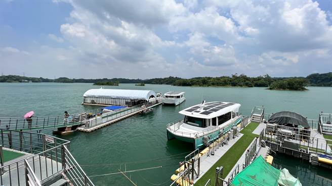 欣赏乌山头水库风景，可搭乘游湖船参观。（张毓翎摄）