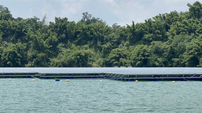 台南乌山头水库投入「种电」，其太阳能设施位置在游湖船航道附近。（张毓翎摄）