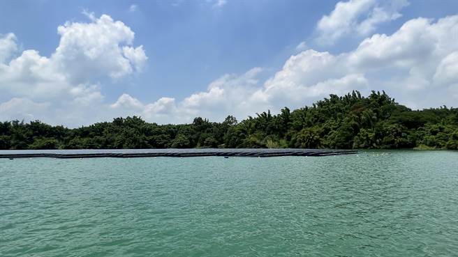 眼见水域上铺满了一片片的太阳能板，有的游客惊嘆绿能科技的进步，但也有游客觉得突兀，有些「煞风景」。（张毓翎摄）