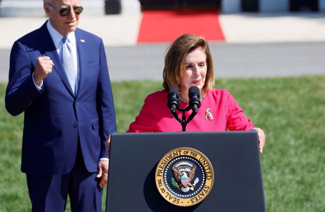 裴洛西访台后，中国发动针对台湾的规模军事演训，导致拜登重新考虑是否要取消对中国徵收的高关税。