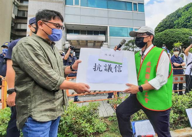 党产会认定救国团61笔建物、土地及新台币16亿3507万元的财产为不当取得，需移转国有。救国团员工担心工作不保，11日走上街头，向党产会表达最严正抗议。工会成员递交抗议书，由党产会委员林聪贤（左）出面接受。（粘耿豪摄）