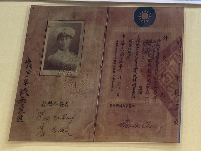 高志航赴義大利考察空軍的護照，上面有烈士的照片及親筆簽名，現於台北市圓山忠烈祠陳列供人緬懷。（圖文：莊秉漢）