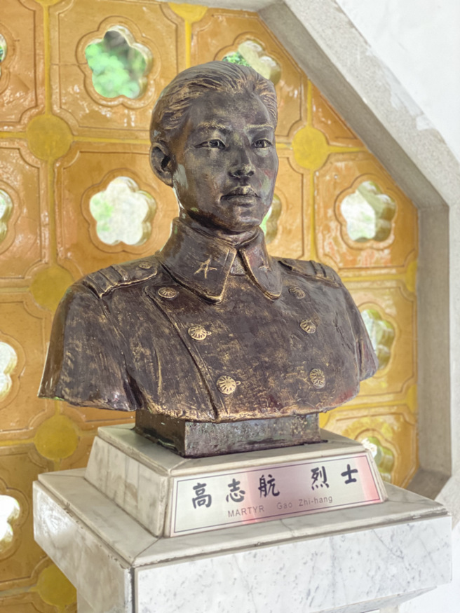 台北市圓山忠烈祠的大殿後方迴廊樹立12座殉國的國民革命烈士塑像，高志航將軍塑像身列其中。 （圖文：莊秉漢）