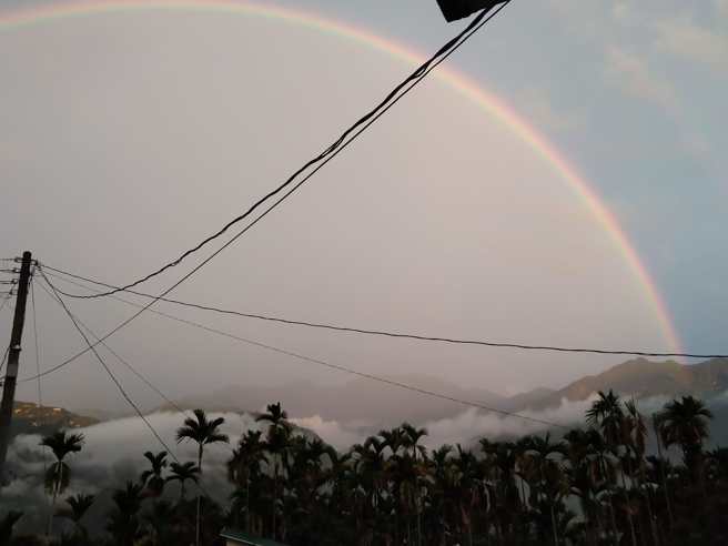 有网友询问「彩虹」的台语怎么念，没想到一票年轻人全被考倒。（图／取自爆废公社）