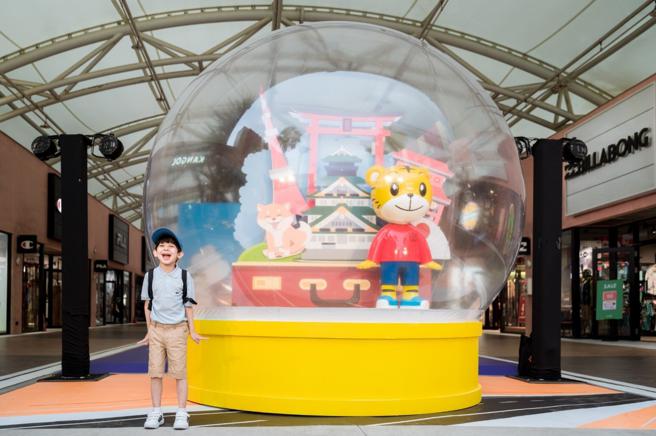 MITSUI OUTLET PARK台中港店打造「巧虎環遊世界趣-日本夏日納涼趣」，還有驚喜水晶球讓民眾打卡拍照。（MITSUI OUTLET PARK提供）