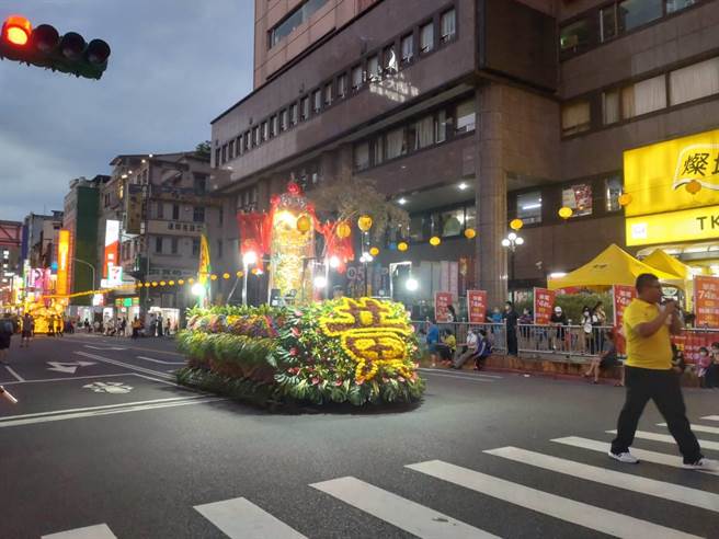 傍晚开始，基隆市区街头陆续出现了中元祭的踩街游行花车。（张志康摄）