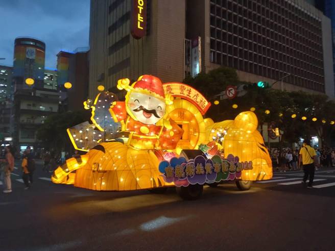 中元祭游行的花车，让基隆街头出现久违的热闹气氛。（张志康摄）