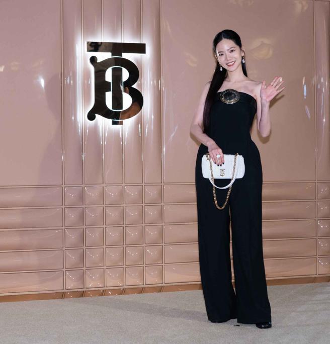 曾之喬近期穿搭、工作求「促咪」，今日以黑色無肩帶連身褲搭配鍍金黑色皮革腰帶 ，搭配絎縫皮革小型 Lola 包 6萬9000元。 （吳松翰攝）