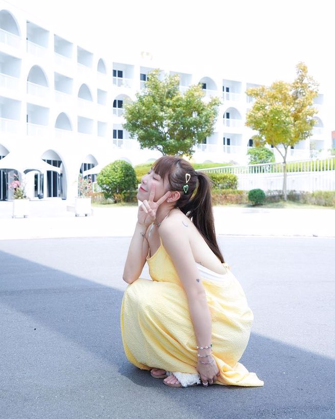 董梓宁也很适合香蕉色洋装。(图/董梓宁 IG)