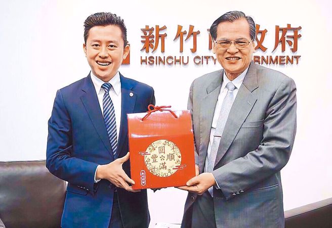 民进党桃园市长参选人林智坚(左)硕士论文，台大认定严重抄袭，前民进党立委沈富雄预测，台大会解聘陈明通(右)，或者陈明通自己辞掉教职。（本报资料照）