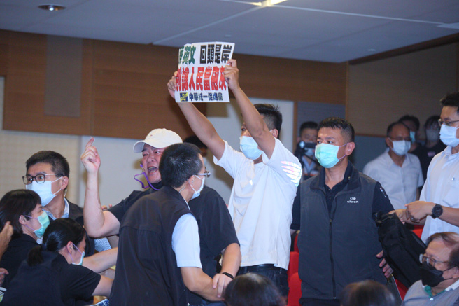 小英之友會舉辦的「民主前進挺 18」的全國首場宣講會11日在新北市國立台灣圖書館演藝廳舉行，蔡英文總統出席宣講時，台下統促黨成員高舉標語抗議。（張鎧乙攝）