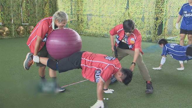 王仁甫跟许孟哲以「老汉推车」方式运送水弹。（中视提供）