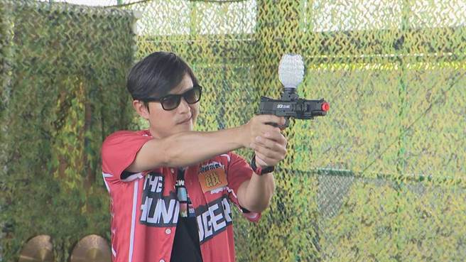 孙协志射击水弹。（中视提供）