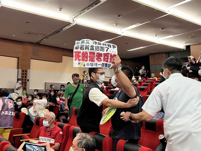 蔡英文致词时突有3名统促党成员窜出呛声，随后遭维安人员带离。（李奇叡摄）