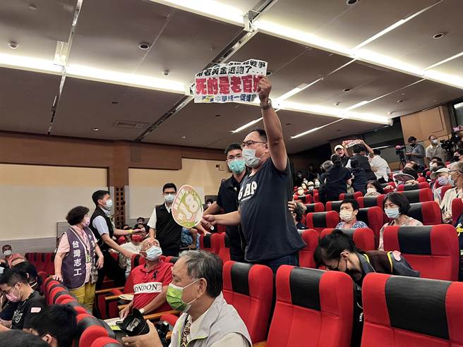 统促党成员高举标语抗议。（李奇叡摄）